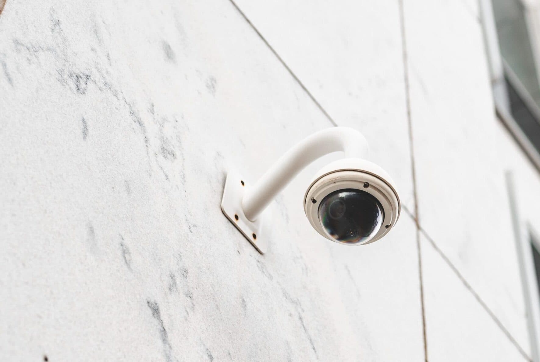 zweers elektrotechniek diensten camerabewaking buiten, alarmsysteem met camera, camerabewaking, camerabeveiliging thuis laten installeren, elektricien arnhem, elektricien nijmegen, elektricien zevenaar, elektricien westervoort, elektrotechnisch installatiebedrijf arnhem, elektrotechnisch installatiebedrijf nijmegen